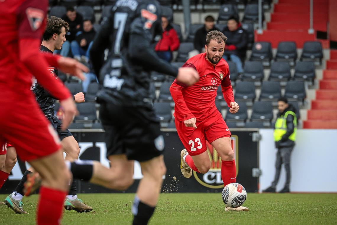 SG Sonnenhof Großaspach ist schon wieder zurück in der Erfolgsspur Großaspachs Torjäger Fabian Eisele (am Ball) ist auch in Freiburg kaum zu stoppen und schnürt einen Doppelpack. Archivfoto: Alexander Becher