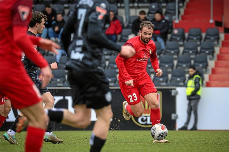 Großaspachs Torjäger Fabian Eisele (am Ball) ist auch in Freiburg kaum zu stoppen und schnürt einen Doppelpack. Archivfoto: Alexander Becher