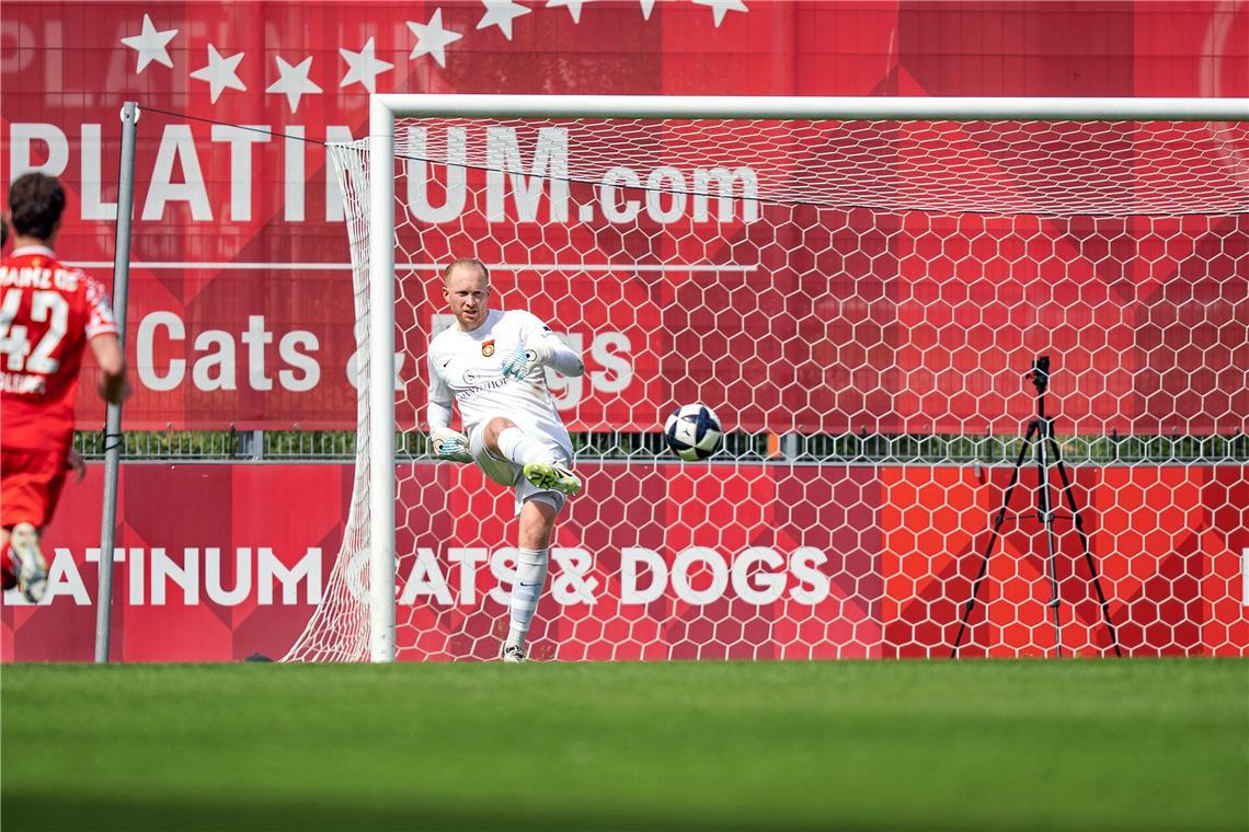 Großaspachs Torwart Maximilian Reule schlägt den Ball im Spiel in Mainz nach vor...