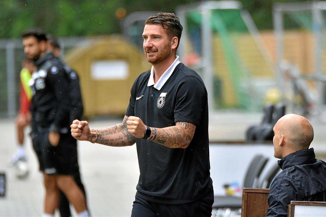 Ein weiteres Gipfeltreffen bei der SG Sonnenhof Großaspach Großaspachs Trainer Pascal Reinhardt, der am Montag seinen 31. Geburtstag feierte, hat bislang oft Grund zum Jubeln. Foto: Tobias Sellmaier