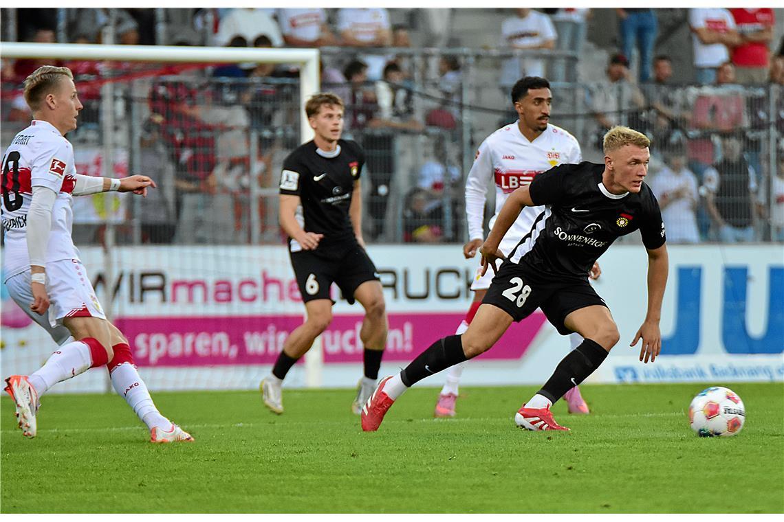 Großaspachs Zugang Luka Janes (Nr. 28) spielt zum ersten Mal im Trikot der SG So...