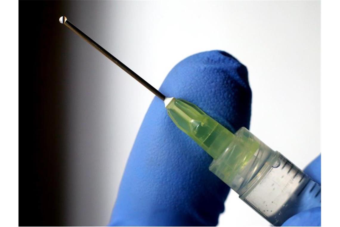 Großbritannien plant absichtliche Corona-Infektionen für Impfstoff-Tests. Foto: Karl-Josef Hildenbrand/dpa
