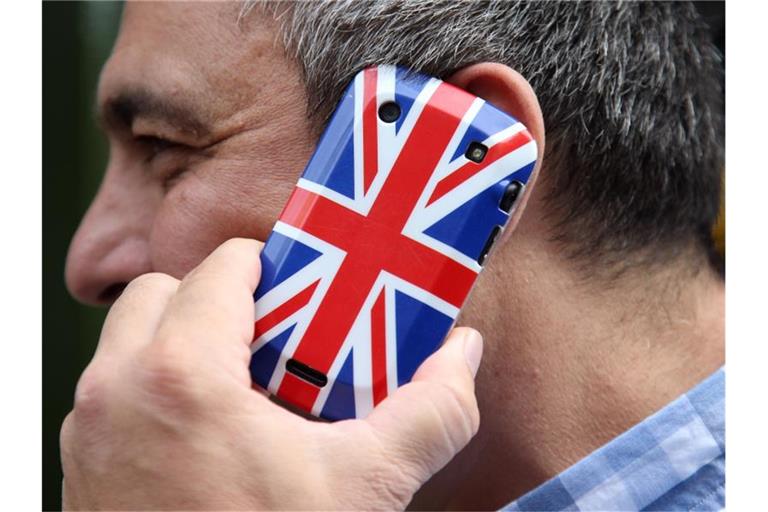 Großbritannien-Reisende mit deutschem Handyvertrag sind zumindest vorerst nicht von Roaming-Gebühren betroffen. Foto: Friso Gentsch/dpa