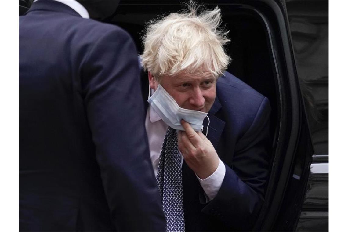 Großbritanniens Premier Boris Johnson kommt in der 10 Downing Street an. Foto: Alberto Pezzali/AP/dpa