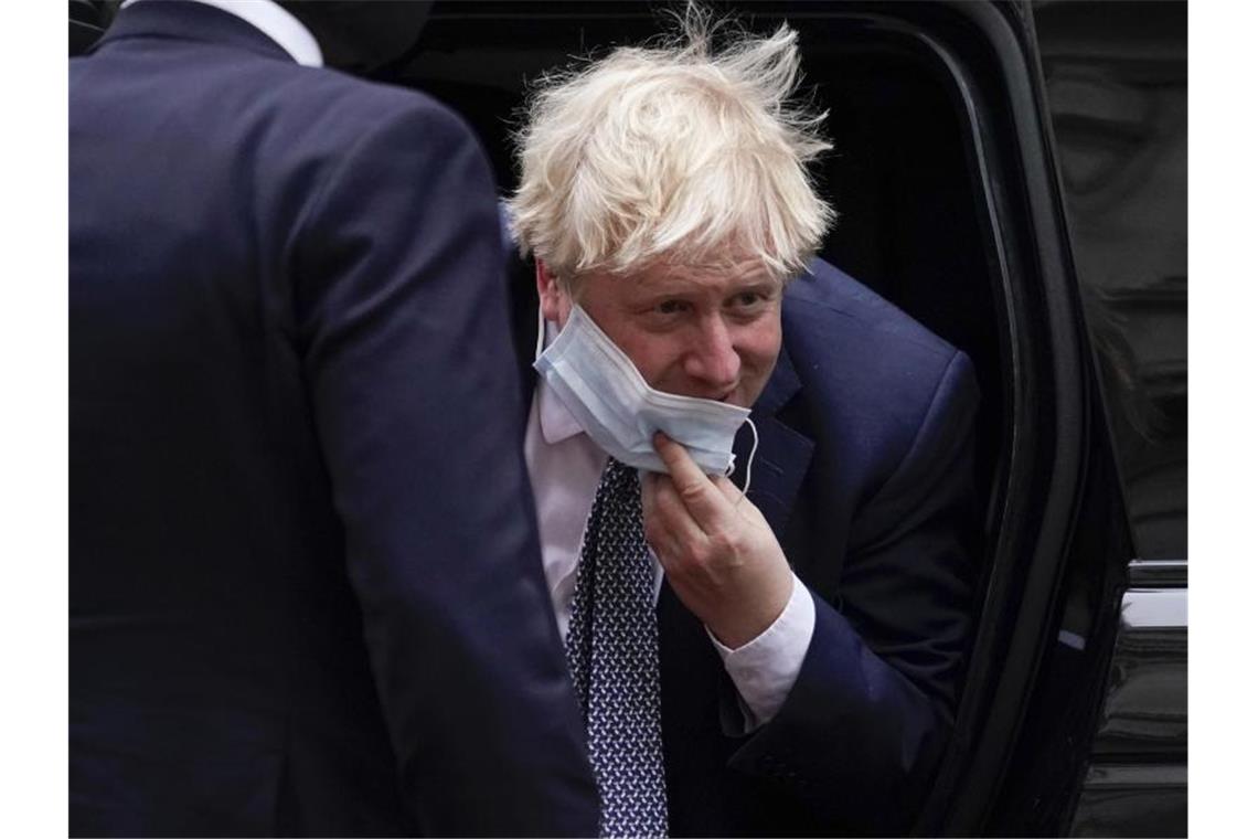 Polizei ermittelt nach Lockdown-Partys in der Downing Street Großbritanniens Premier Boris Johnson kommt in der 10 Downing Street an. Foto: Alberto Pezzali/AP/dpa