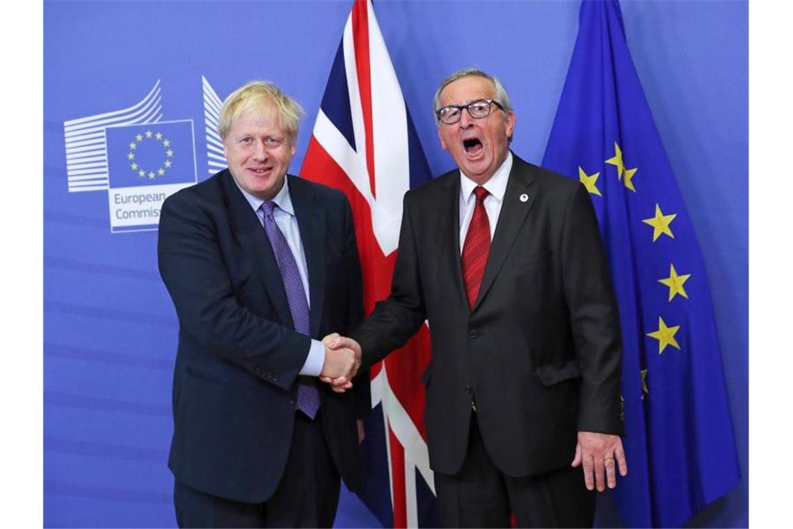 Abstimmung über Brexit-Deal könnte denkbar knapp ausgehen Großbritanniens Premierminister Boris Johnson (l) und EU-Kommissionspräsident Jean-Claude Juncker. Foto: Francisco Seco/AP/dpa