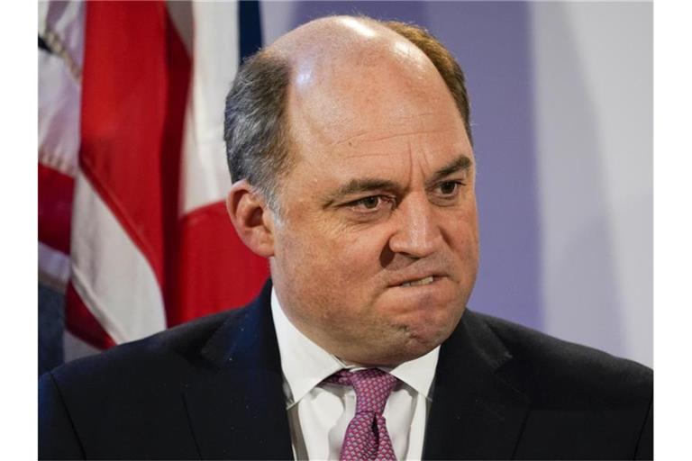 Großbritanniens Verteidigungsminister Ben Wallace zeigt sich angefasst von dem Vorfall: „Die Dinge müssen so schlecht laufen für den Kreml, dass sie jetzt sogar zu Streichen und gefälschten Videos greifen“, schreibt er auf Twitter. Foto: Alberto Pezzali/AP/dpa
