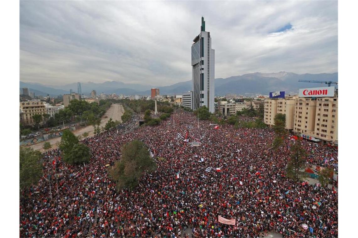 Großdemonstration gegen die Regierung in Santiago de Chile. Foto: Francisco Estrada/NOTIMEX/dpa