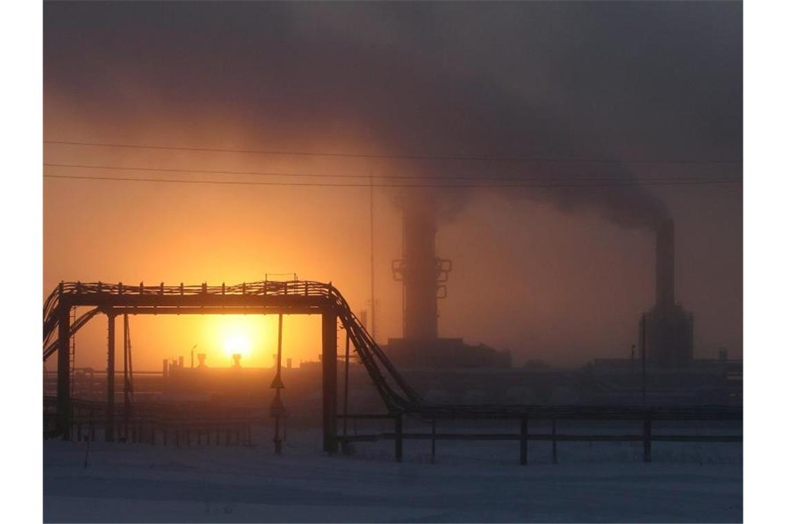IEA: Deutlich weniger russisches Öl und schwächere Nachfrage Große Abnehmer haben angekündigt, den Bezug von russischem Öl zu verringern oder beenden zu wollen. Foto: epa/dpa