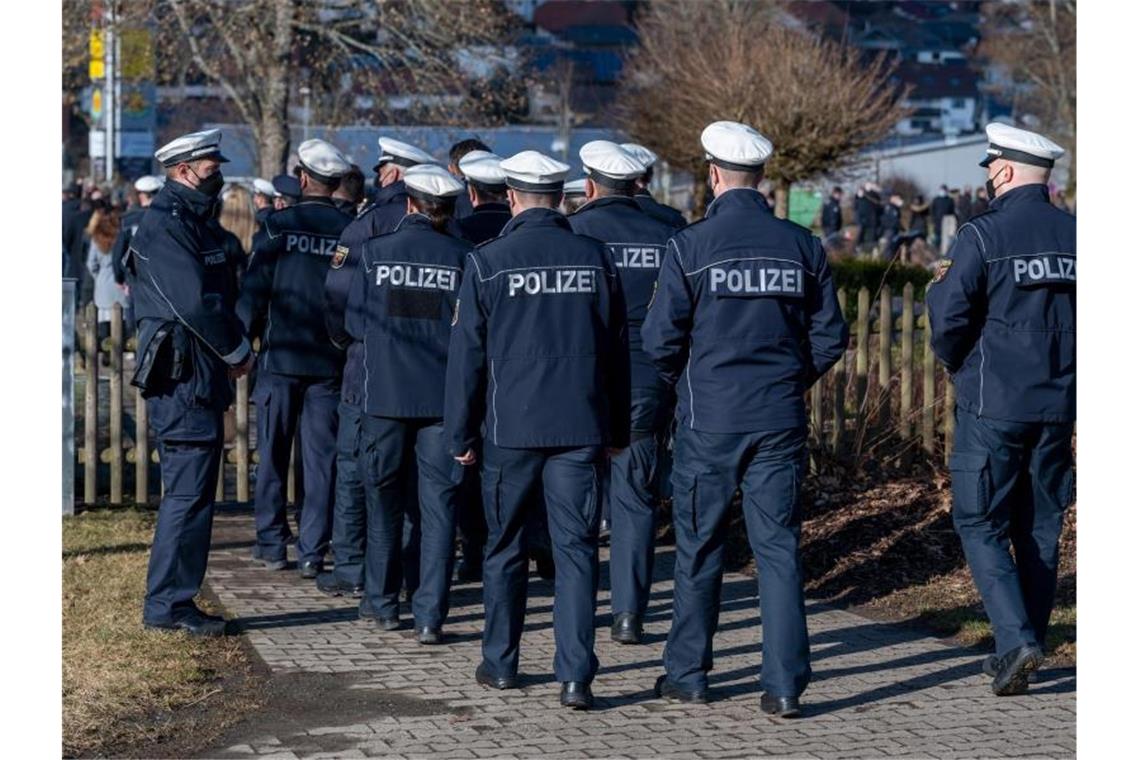 Große Anteilnehme bei der Beisetzung des erschossenen Polizeikommissars in Freisen. Foto: Harald Tittel/dpa