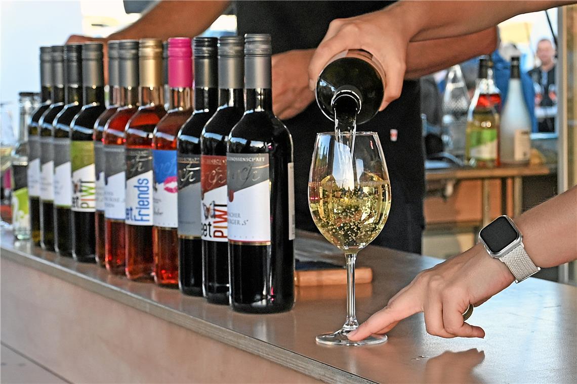 Große Auswahl an Aspacher Weine werden ausgeschenkt. Kelter. Wein. Berg. Wandern...