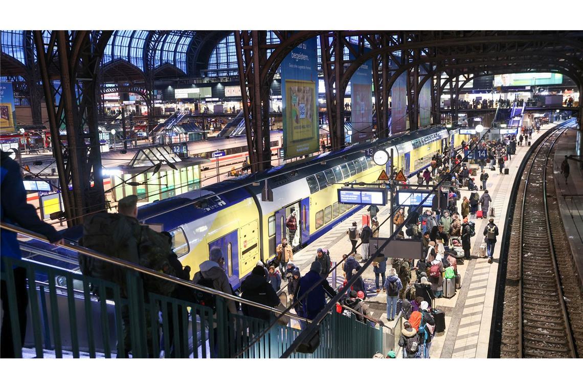 Große Bahnknoten wie Hamburg sind überlastet. (Archivbild)