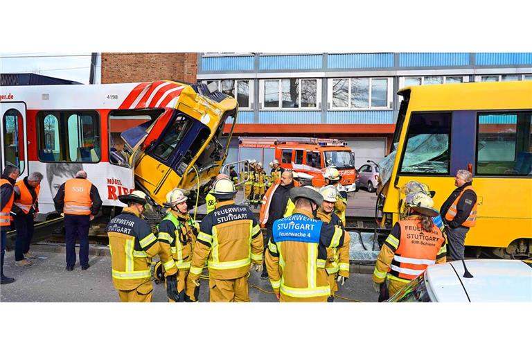 Große Betroffenheit nach der Kollision: Rettungskräfte sichten am 23. Februar 2024 die Unfallstelle.