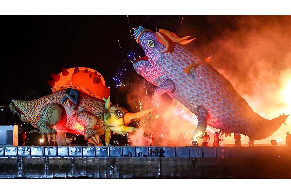 Bilder des Tages Große Drachenshow auf dem Weichselboulevard in Krakau: Riesige Drachen schwimmen während der 24. Großen Drachenshow in der Nacht vom 07. auf den 08. Juni 2025 auf dem Weichsel-Boulevard über die Weichsel.