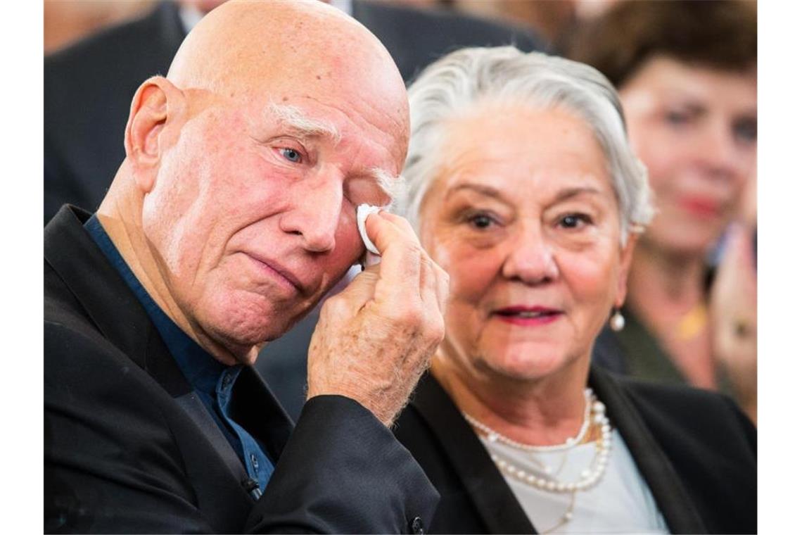 Friedenspreis für Fotograf Sebastião Salgado Große Emotionen: Sebastião Salgado und seine Frau Lélia Wanick Salgado. Foto: Andreas Arnold/dpa
