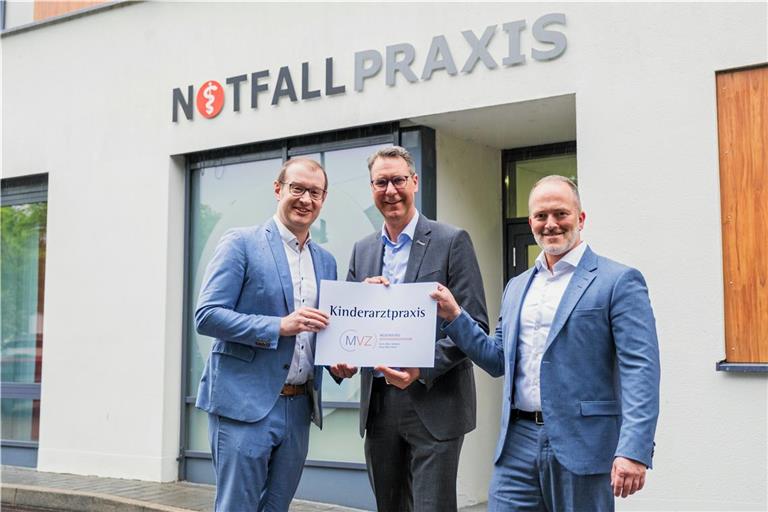 Große Erleichterung bei den Verantwortlichen. Von links: Oberbürgermeister Maximilian Friedrich, Landrat Richard Sigel und d Geschäftsführer der Rems-Murr-Kliniken André Mertel freuen sich über die gefundene Lösung.Foto: DG/Bebop Media