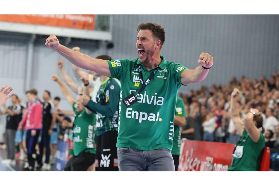 Große Freude bei Ben Matschke: Der Trainer von Frisch Auf Göppingen bejubelt den Auswärtssieg seiner Mannschaft in der Sporthalle Hamburg.