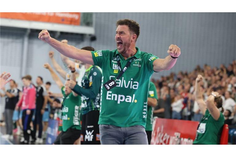 Große Freude bei Ben Matschke: Der Trainer von Frisch Auf Göppingen bejubelt den Auswärtssieg seiner Mannschaft in der Sporthalle Hamburg.