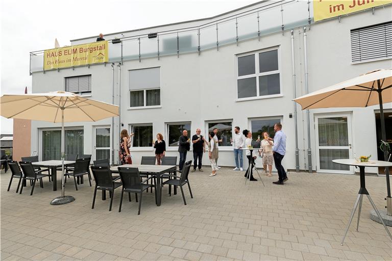 Große Freude bei den Verantwortlichen: Mit Abstand stoßen sie auf das „herausragend gut gelungenes“ Haus im Murrtal an. Fotos: J. Fiedler