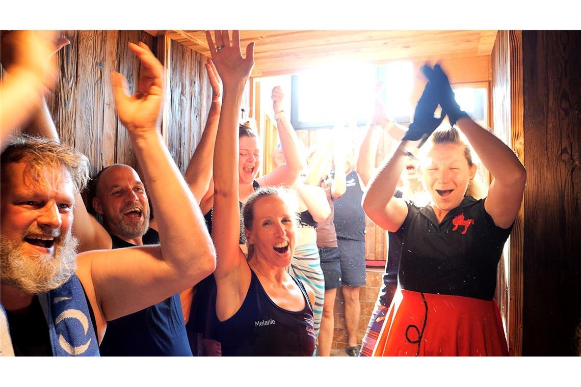 Weltrekord für längsten Sauna-Aufguss fast verdoppelt Große Freude nach dem erfolgreichen Sauna-Weltrekordversuch in Ostfriesland.