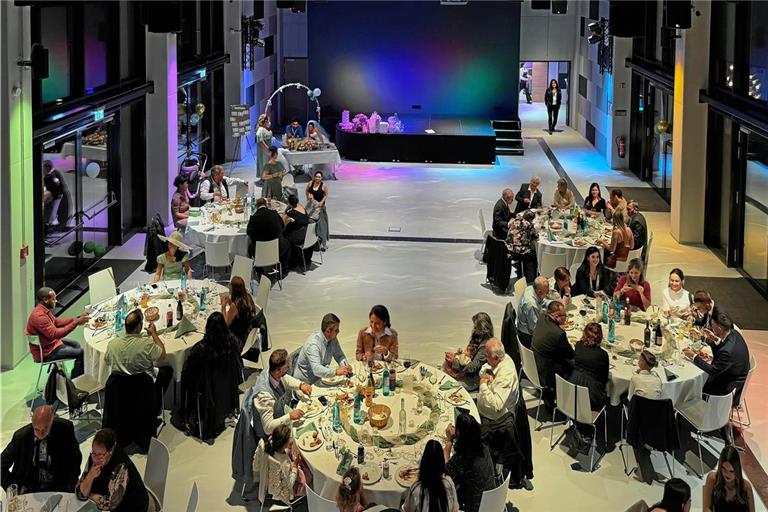 Große Glasfronten und blaue Farbeffekte sorgen bei Hochzeitsfeiern in der neuen Eventlocation des IT-Unternehmens L-Mobile im Industriegebiet Horben für ein besonderes Flair. Foto: privat
