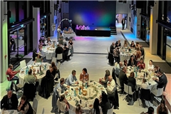 Große Glasfronten und blaue Farbeffekte sorgen bei Hochzeitsfeiern in der neuen Eventlocation des IT-Unternehmens L-Mobile im Industriegebiet Horben für ein besonderes Flair. Foto: privat