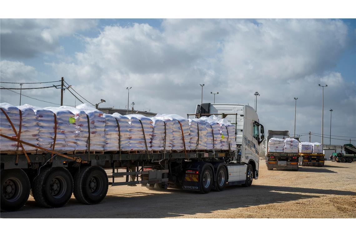 Große Laster überqueren den Grenzübergang Erez, um humanitäre Hilfe in den Gazastreifen zu bringen.
