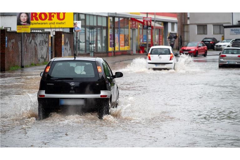 Große Regenmengen haben in manchen Orten Deutschlands zu Überschwemmungen geführt. Wie hier in der Fischbachstraße in Saarbrücken.