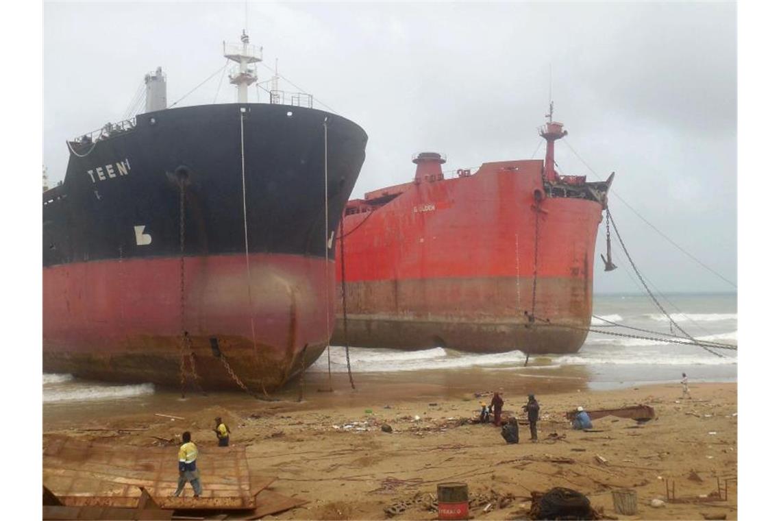 Große Schiffe wurden an der Küste vor Gadani in Pakistan auf Grund gesetzt, damit sie abgewrackt werden können. Foto: Ppi/Zuma Press/dpa