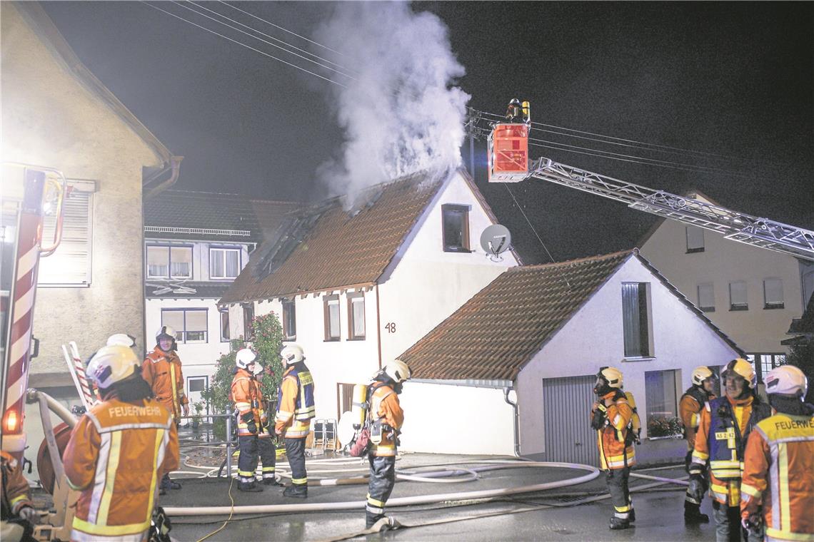 Großeinsatz für die Feuerwehr: Brand in einem Haus in der Backnanger Straße. Foto: 7aktuell/S. Adomat