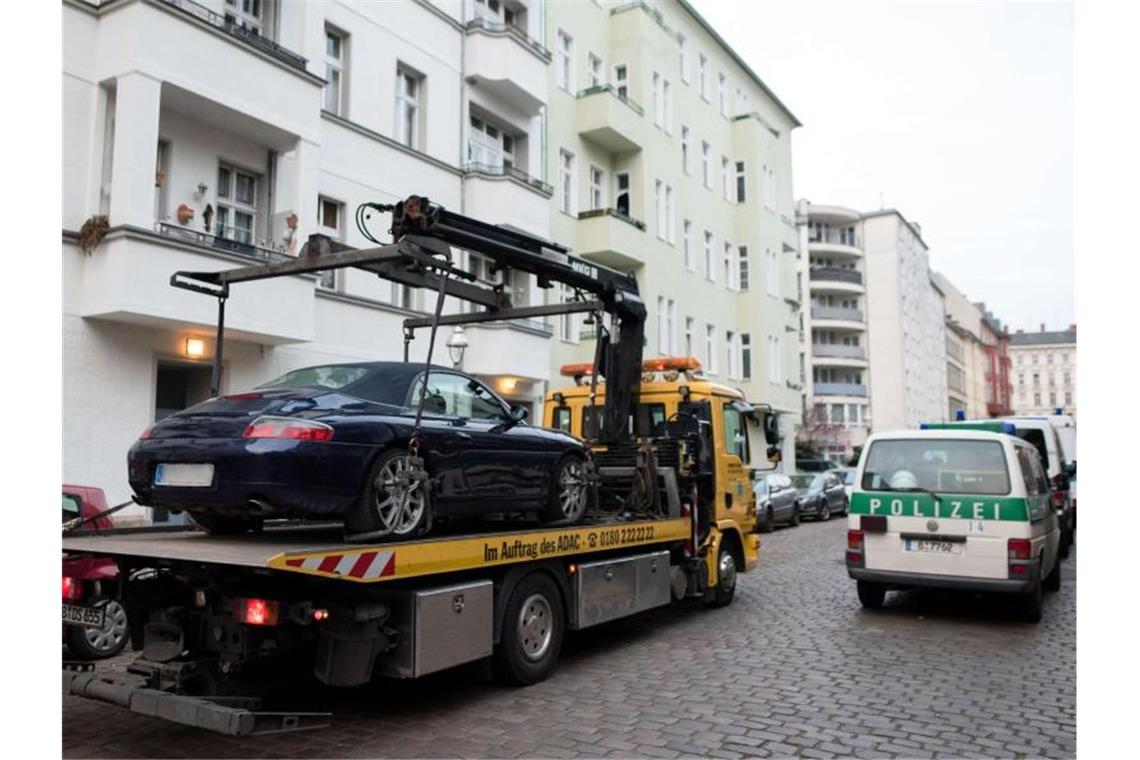 Großeinsatz gegen eine mutmaßlich kriminelle arabische Großfamilie: Ein Porsche Cabrio wird im Berliner Bezirk Neukölln abtransportiert. Foto: Gregor Fischer