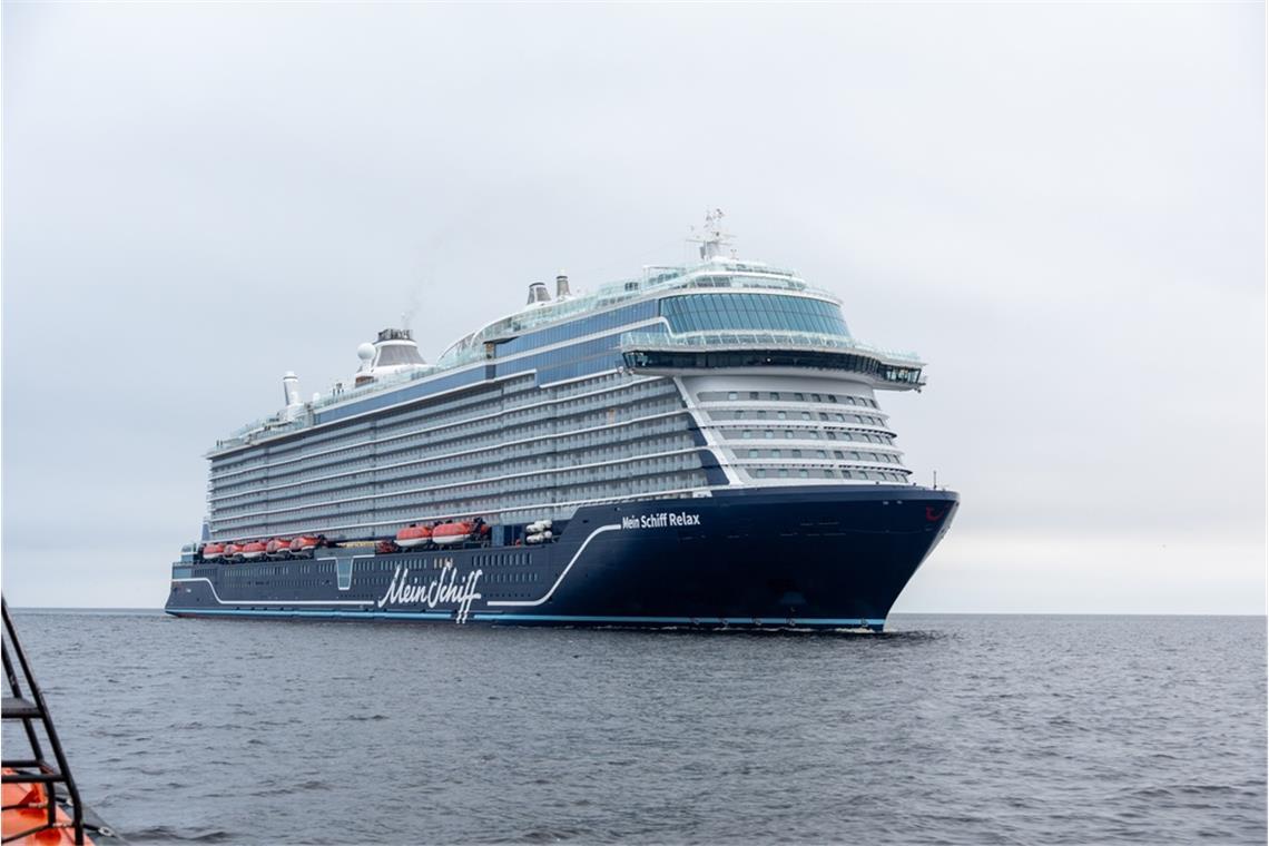 Großeinsatz im Kieler Hafen: Warum die Mein Schiff Relax plötzlich geräumt wurde und was dahintersteckt.