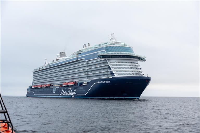 Großeinsatz im Kieler Hafen: Warum die Mein Schiff Relax plötzlich geräumt wurde und was dahintersteckt.