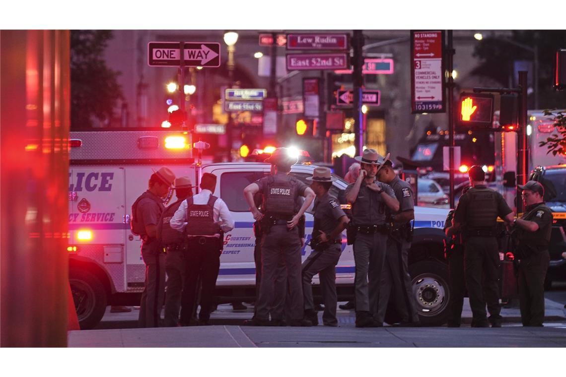 Vier Menschen sterben durch Schüsse Großeinsatz in New York nach Schüssen in einem Hochhaus.