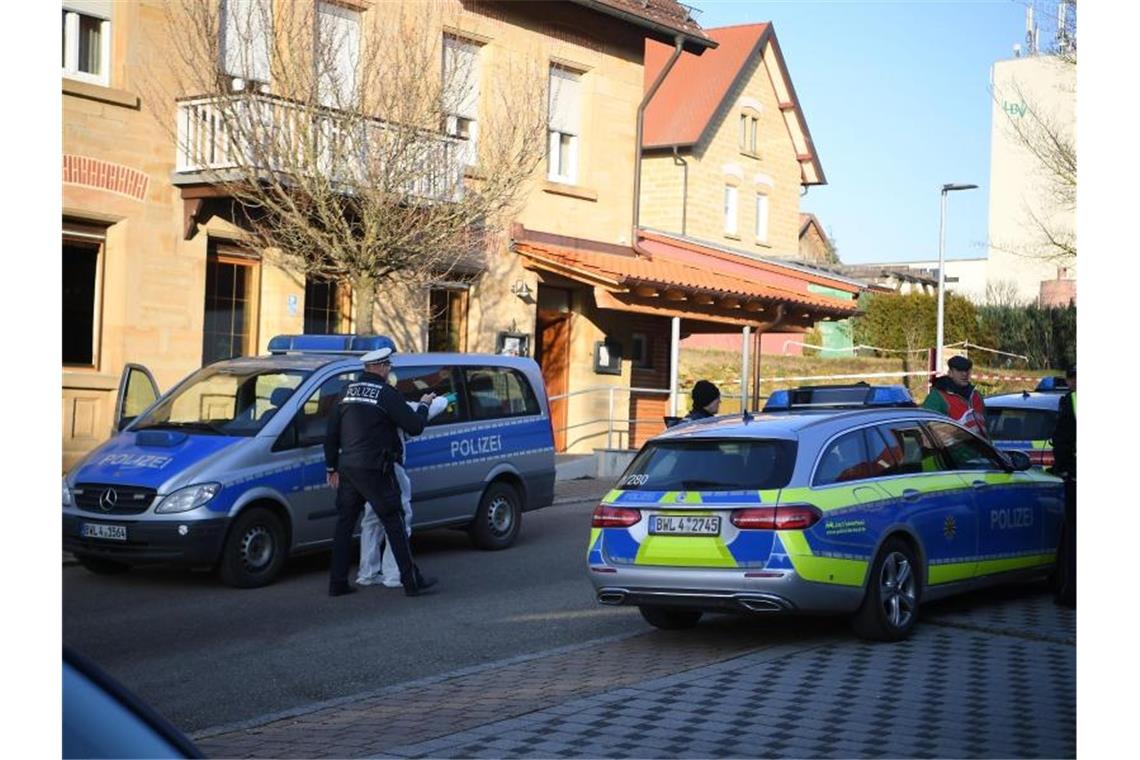 Großeinsatz in Rot am See: Nach Polizeiangaben gibt es keinen Hinweis auf weitere Täter - es habe sich um einen Einzeltäter gehandelt. Foto: Sebastian Gollnow/dpa