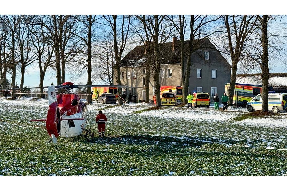 Gewaltattacke in Brandenburg: Polizei prüft Beziehungstat Großeinsatz von Polizei und Rettungskräften nach einem Gewaltverbrechen in Casekow im Nordosten Brandenburgs.