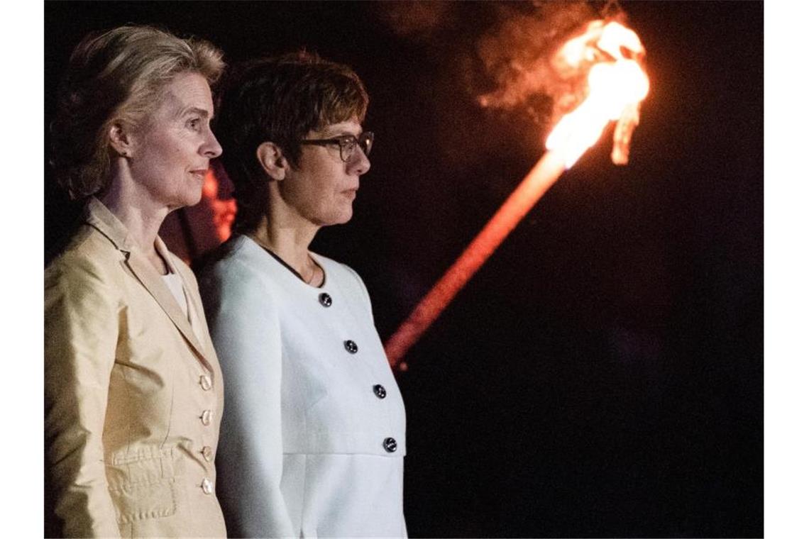 Großen Zapfenstreich für die ehemalige Verteidigungsministerin Ursula von der Leyen (l). Daneben: ihre Amtsnachfolgerin Annegret Kramp-Karrenbauer. Foto: Bernd von Jutrczenka