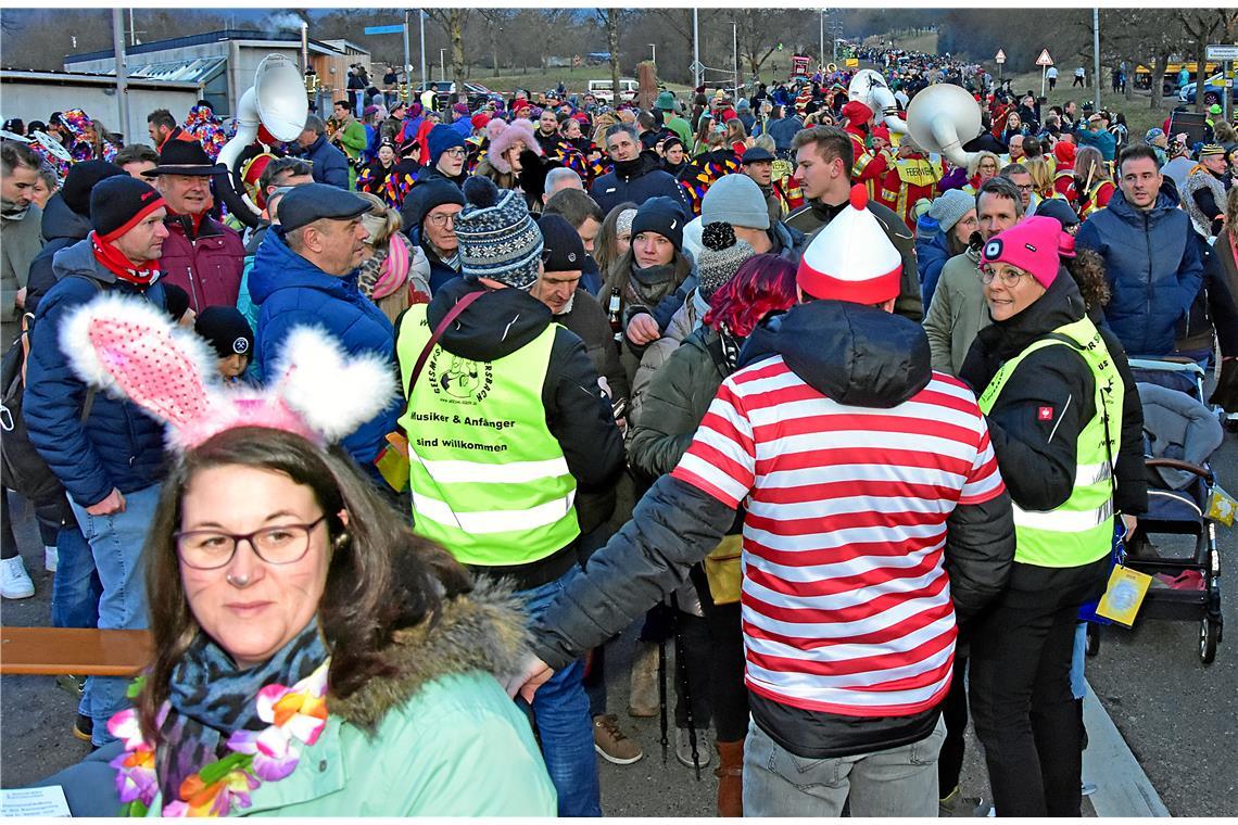 Großer Andrang am Einlass kurz vor dem Nachtumzug. Nachtumzug der Schbiallomba-S...