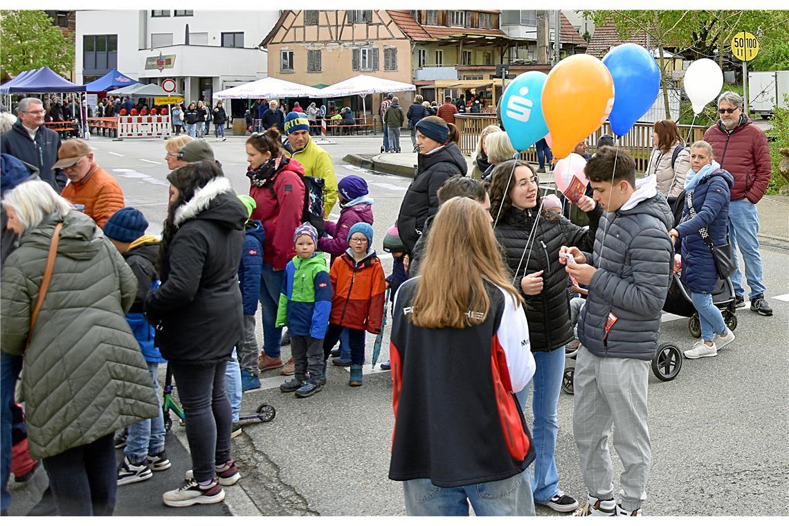 Großer Andrang am Meldestand für das Entenrennen. 20. FleckaSchau in Weissach im...