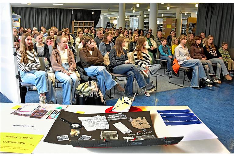 Großer Andrang bei der Preisverleihung des Gestaltungswettbewerbs in der Stadtbücherei: Schülerinnen und Schüler haben zuvor zahlreiche zwei- oder dreidimensionale Werke sowie Fotoarbeiten zum Motto „Backnang l(i)ebt Lesen“ eingereicht. Foto: Tobias Sellmaier