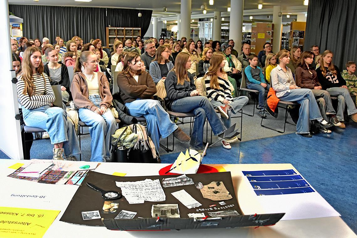 Großer Andrang bei der Preisverleihung des Gestaltungswettbewerbs in der Stadtbücherei: Schülerinnen und Schüler haben zuvor zahlreiche zwei- oder dreidimensionale Werke sowie Fotoarbeiten zum Motto „Backnang l(i)ebt Lesen“ eingereicht. Foto: Tobias Sellmaier