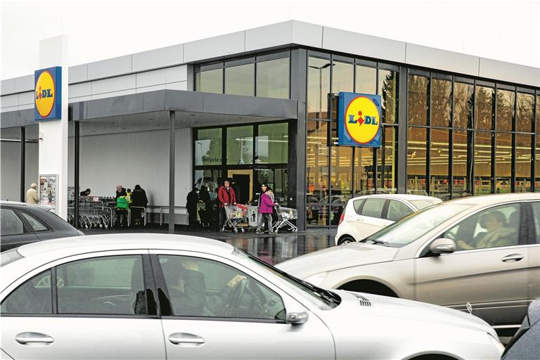 Großer Andrang herrschte gestern bei der Eröffnung der neuen Lidl-Filiale in der Weissacher Straße 81 in Backnang. Foto: A. Becher