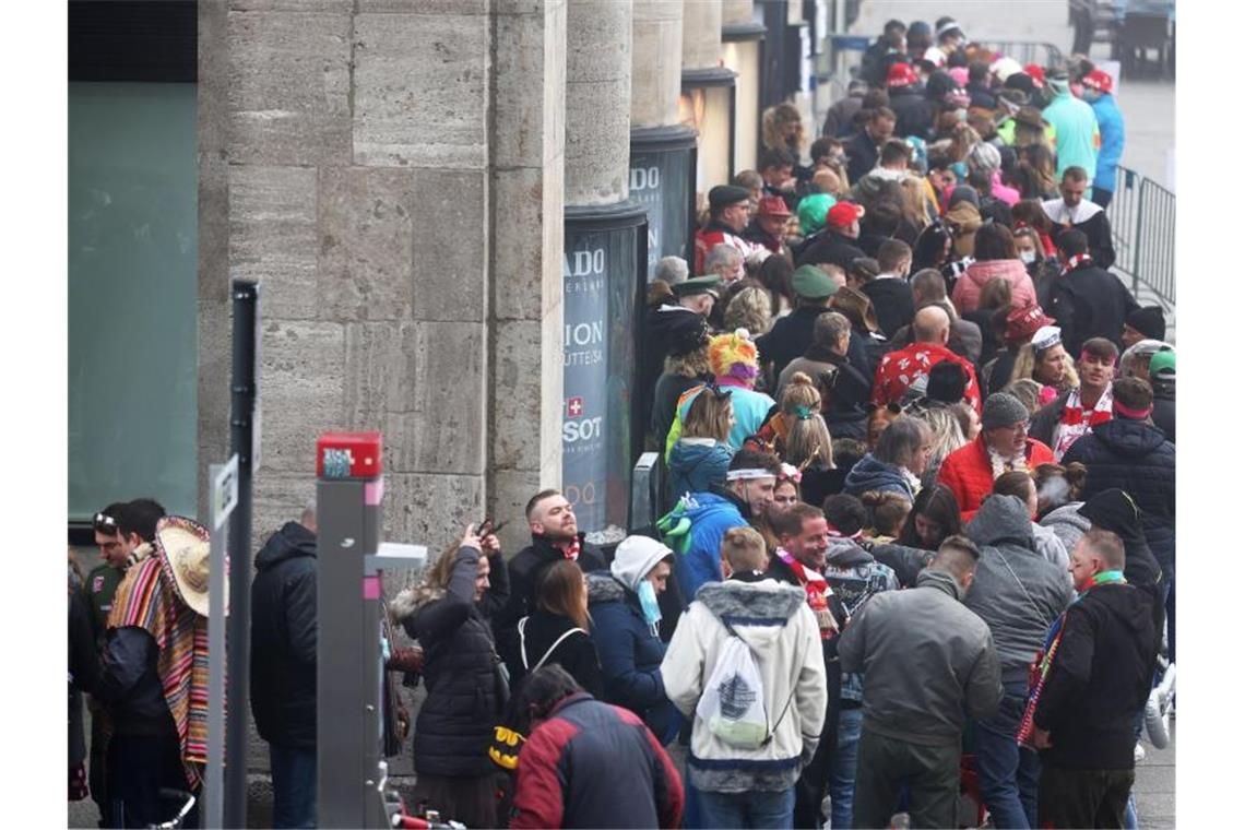Riesenandrang zum Karnevalsauftakt in Köln Großer Andrang vor einem Brauhaus in Köln. Foto: Oliver Berg/dpa