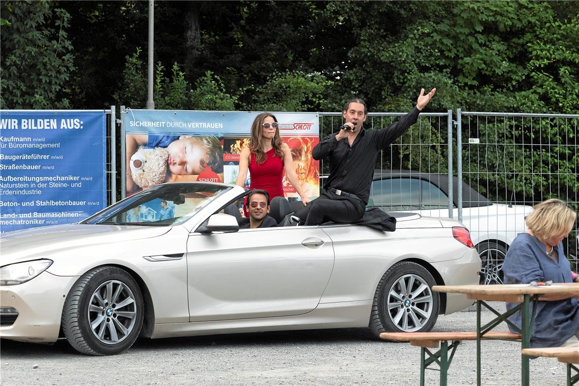 Höhepunkte mit Rigoletto und Popcorn Großer Auftritt: Im Cabrio fahren die Sänger auf den Parkplatz in den Etzwiesen.