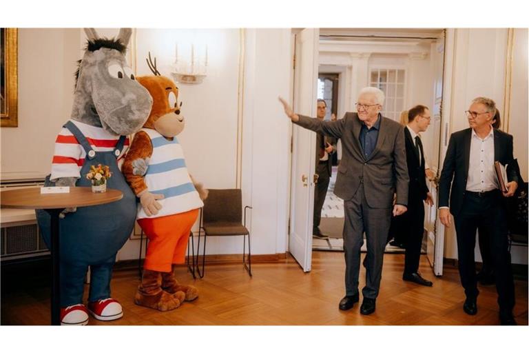 Großer Auftritt im Staatsministerium: Äffle und Pferdle, die neuen Dialektbotschafter des Landes, mit Ministerpräsident Winfried Kretschmann und Kulturstaatssekretär Arne Braun.
