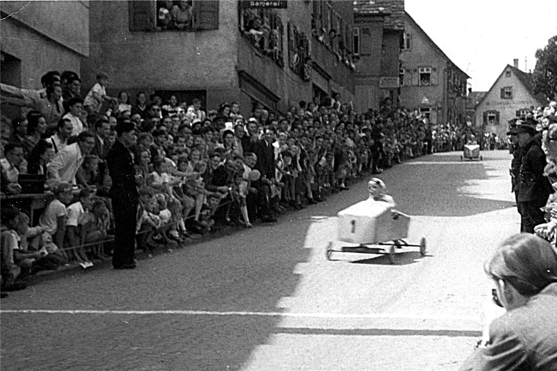 Fotoschätze aus 100 Jahren Großer Bahnhof für die Seifenkistenfahrer in der Aspacher Straße, um 1949.