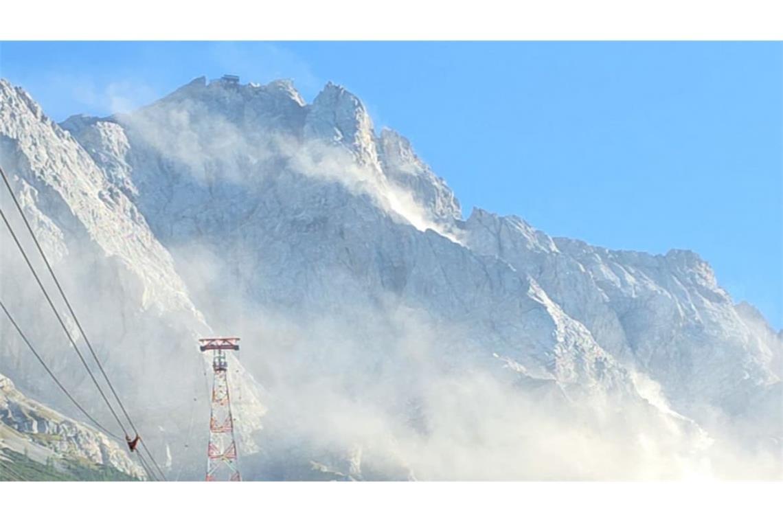 Großer Felssturz an der Zugspitze: Der am Dienstag bemerkte Abbruch des Gesteins auf einem Kamm an der deutsch-österreichischen Grenze setzt sich fort.