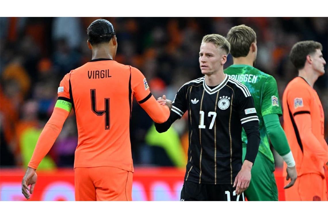 Großer Gegner: VfB-Nationalspieler Chris Führich gibt dem niederländischen Kapitän Virgil van Dijk nach dem 1:1 die Hand.