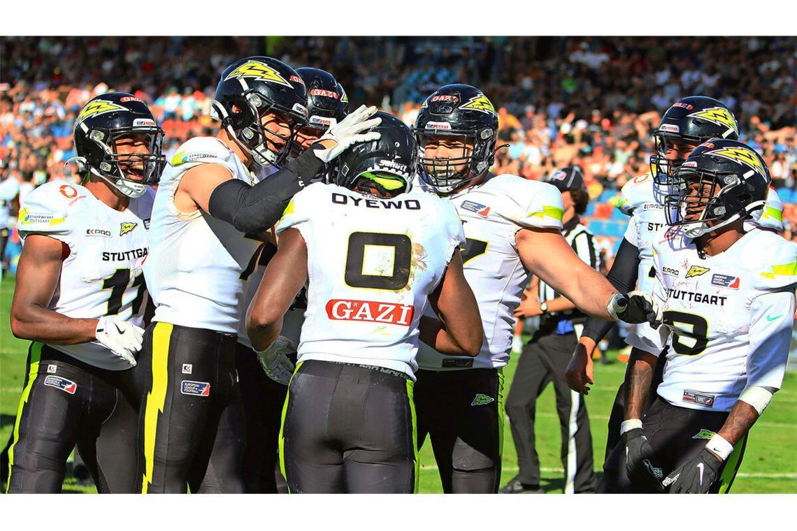Großer Jubel bei den Footballern von Stuttgart Surge nach dem Sieg im Halbfinale über die Munich Ravens.