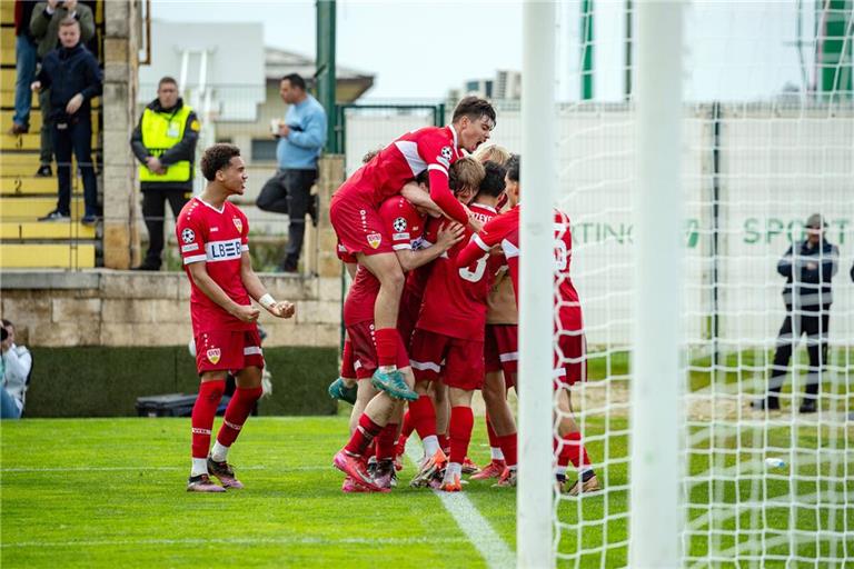Großer Jubel nach dem zwischenzeitlichen 3:1 – der VfB steht in der nächsten Runde der Youth League